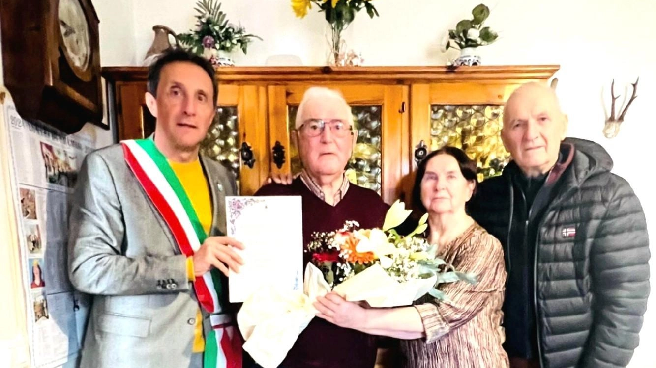 Nella Bassa Romagna, Aldo Emilio Rossi festeggia 101 anni a Massa Lombarda, accolto con affetto dalla figlia e dalla comunità. Reduce della Seconda Guerra Mondiale, vive in salute nella sua casa.
