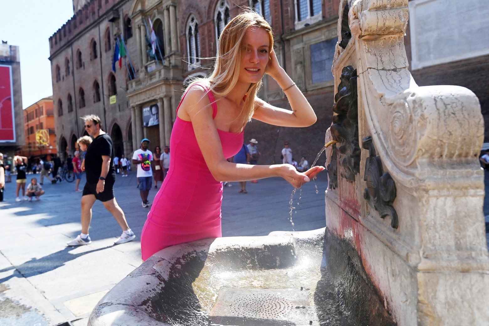 Supercaldo a Bologna: si cerca refrigerio nelle fontane