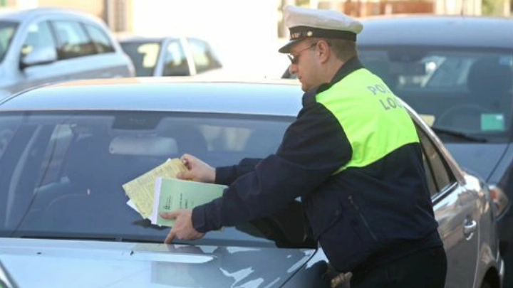 Sabato pomeriggio a Talamello i vigili hanno multato decine di auto durante un funerale