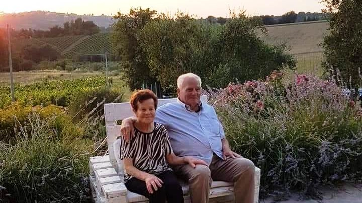 La vittima dell'omicidio di Chiaravalle, Emma Grilli, 85 anni, nella foto con il marito
