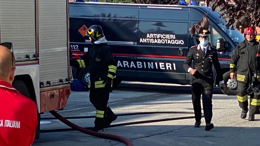 I Carabinieri indagano sul tentato assalto all'agenzia Ubi Banca di Piandimeleto (PU)