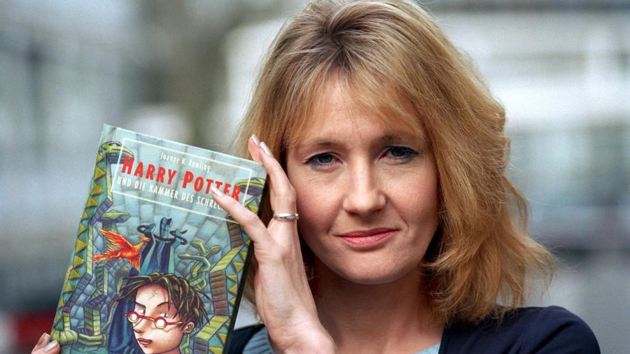 J. K. Rowling con un'edizione tedesca di Harry Potter