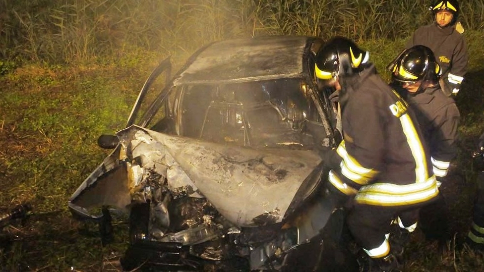 La Fiat Punto distrutta dal fuoco, l’incendio è stato domato dai Vigili del Fuoco di Guastalla