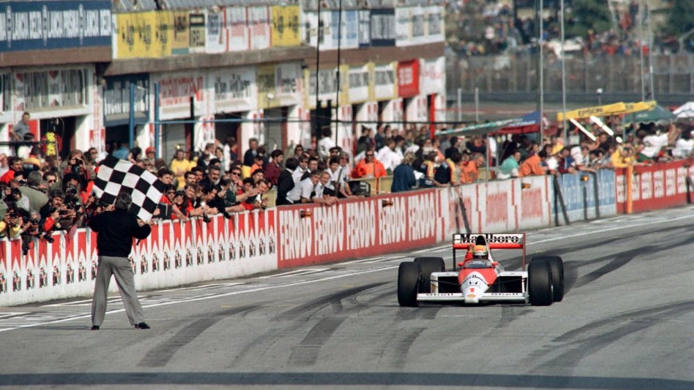 La F1 torna a Imola, qui siamo nel 1989 e il pilota nella foto è Senna