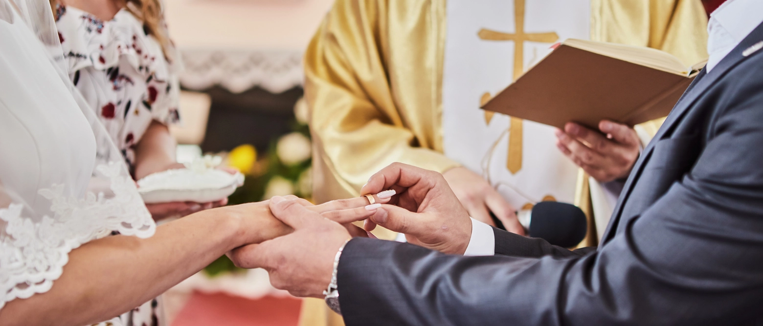 A Reggio Emilia un prete riceve la dispensa dalla Santa Sede e si sposa. Si chiamano rescritti le domande per ottenere la dispensa prima dallo stato clericale e poi dal celibato, le regole e i tempi