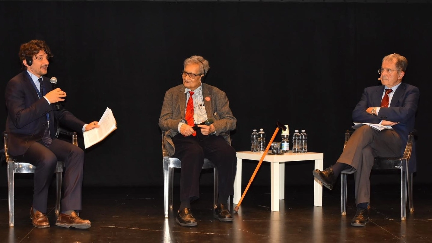L’incontro al teatro Cavallerizza con Amartya Sen (al centro) e Romano Prodi (a destra)