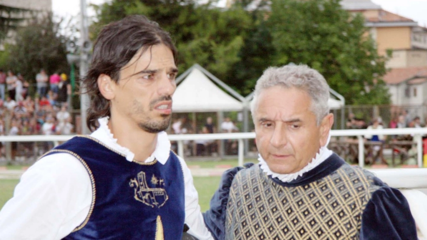 Da sinistra il cavaliere di Porta Solestà Luca Innocenzi e il caposestiere gialloblù Luigi Lattanzi dopo la vittoria di ieri