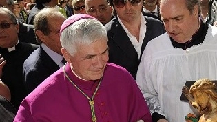Don Lino Arcangeli con il vescovo nel 2014, quando Giovanni D’Ercole si insediò in diocesi