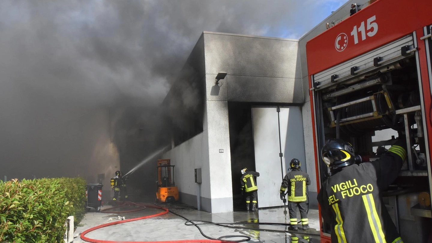 Incendio Reggio Emilia, vigili del fuoco in azione (foto Artioli)