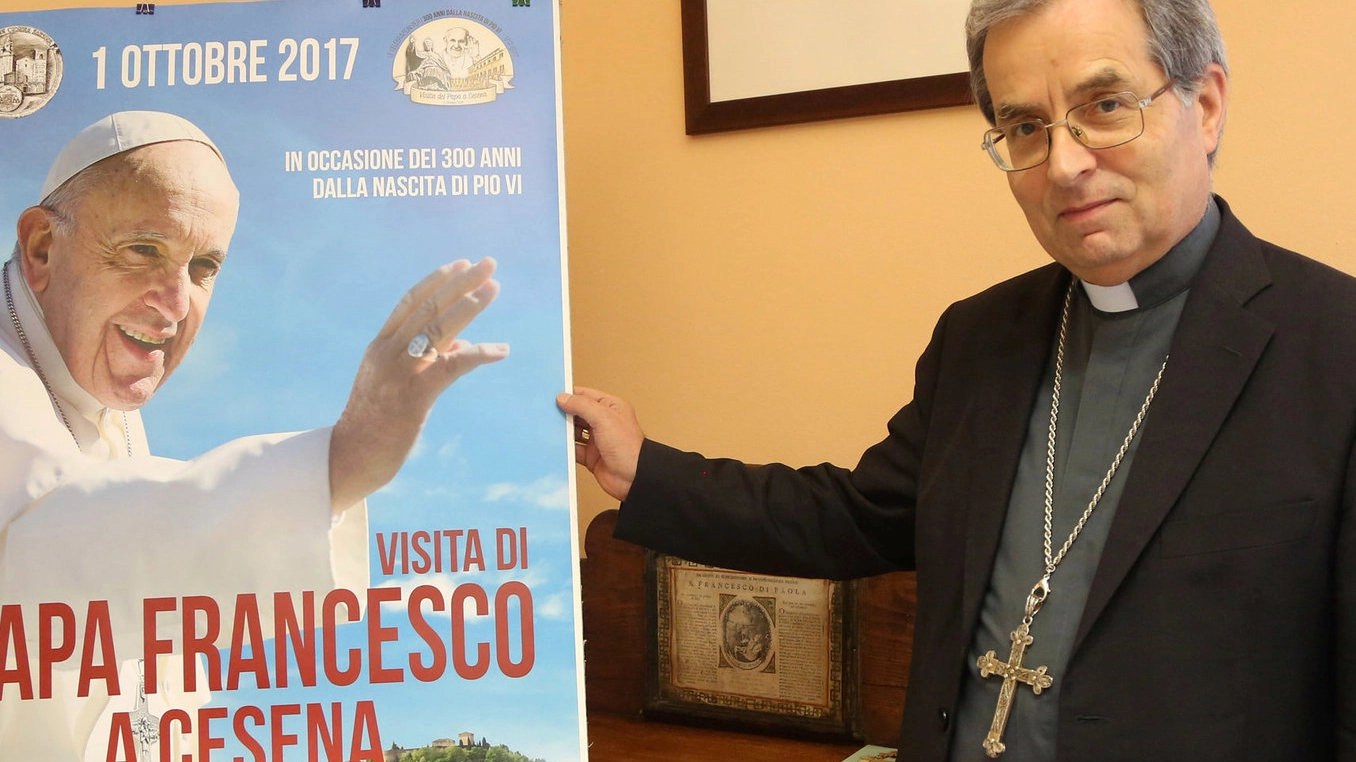 Il vescovo Douglas Regattieri e la locandina della visita del Papa (foto Ravaglia)