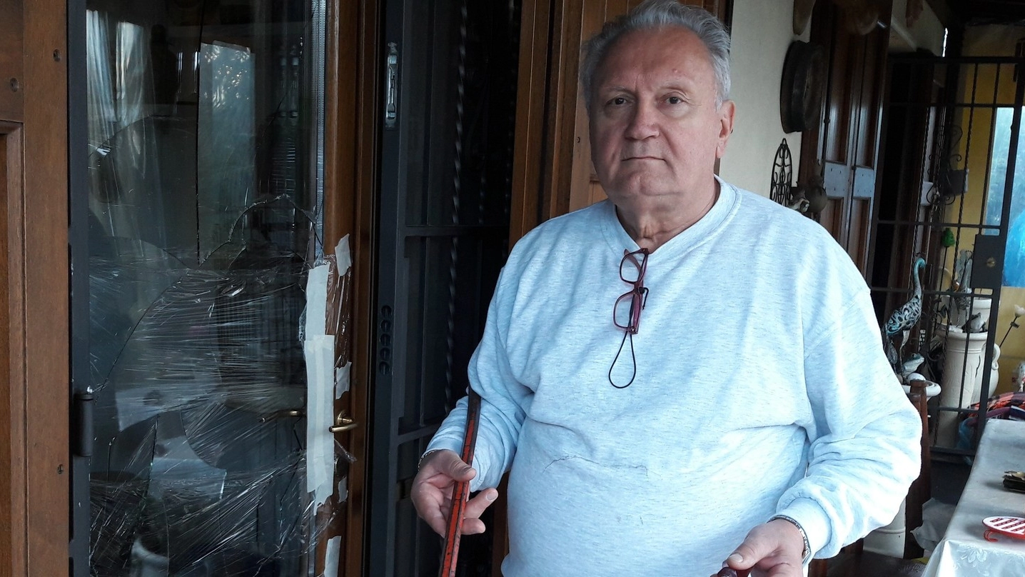 Furto a Zola Predosa, Sgallari mostra la porta-finestra distrutta dai ladri (Mignardi)