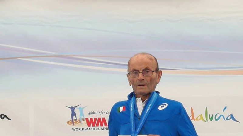 Giuseppe Ottaviani, stamattina, sul podio dei campionati mondiali di atletica master 