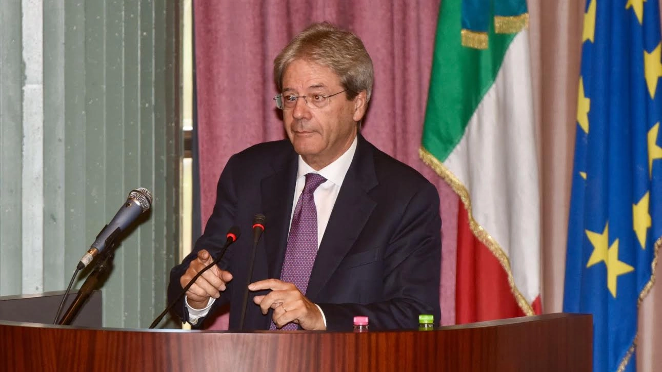 Paolo Gentiloni durante la cerimonia a Sarnano