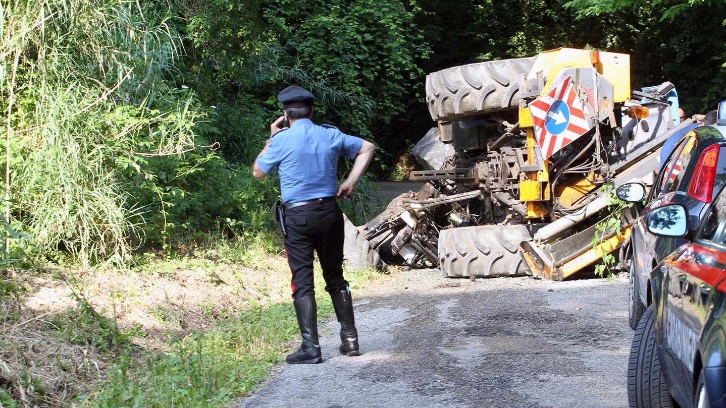Pesaro, incidente sul lavoro: operaio della Provincia muore investito dal trattore (Fotoprint)