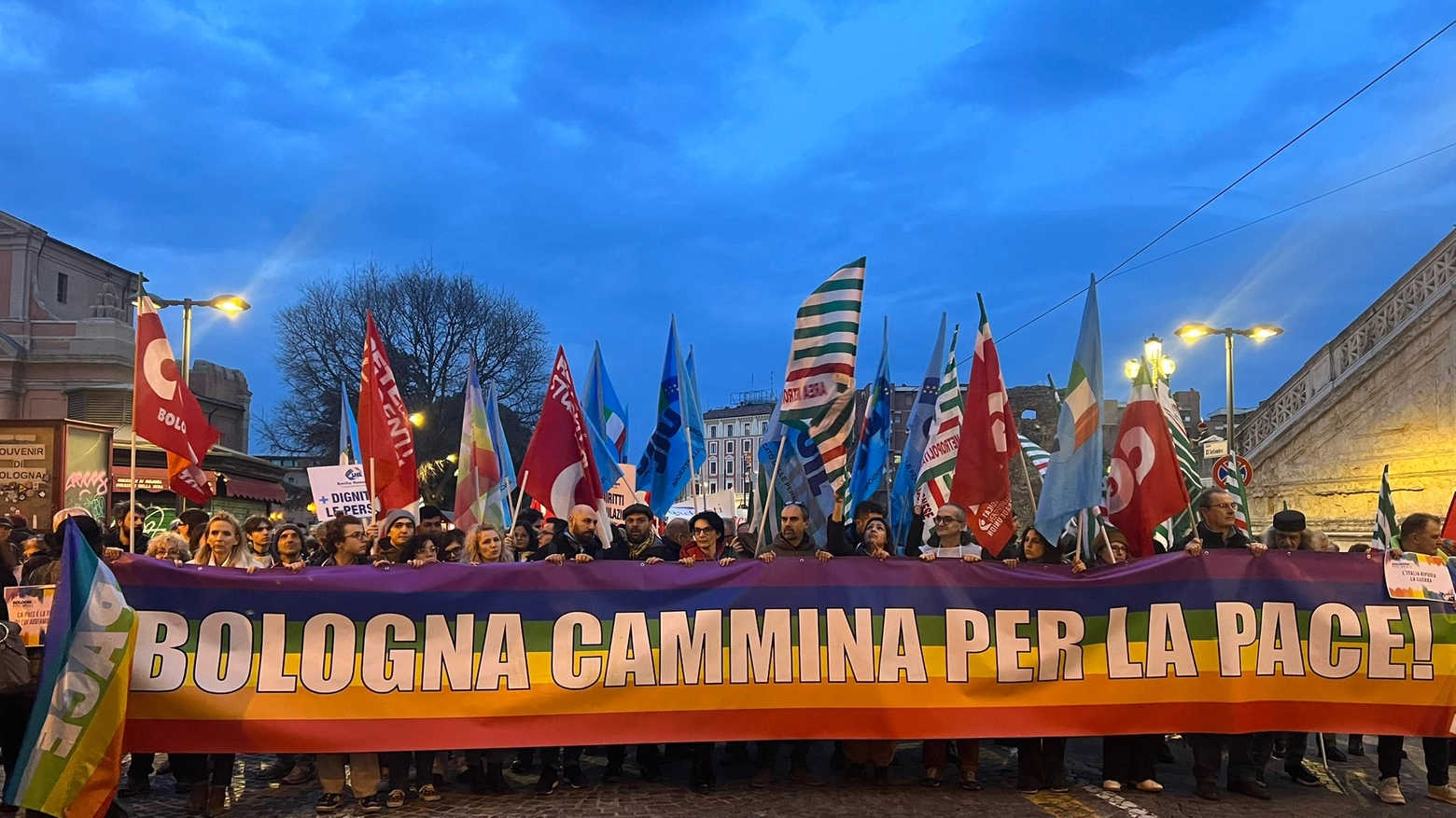 Bologna, in migliaia in piazza per la pace in Ucraina