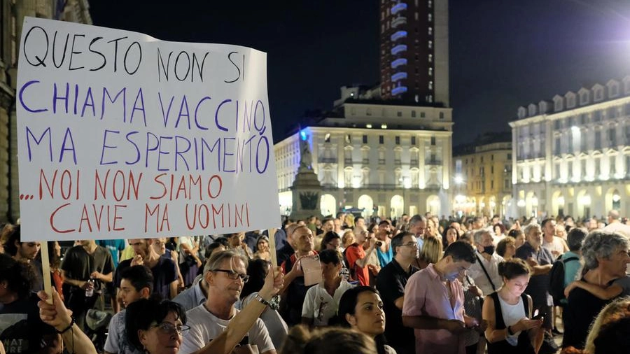 Folla in Piazza Castello a Torino (Ansa)