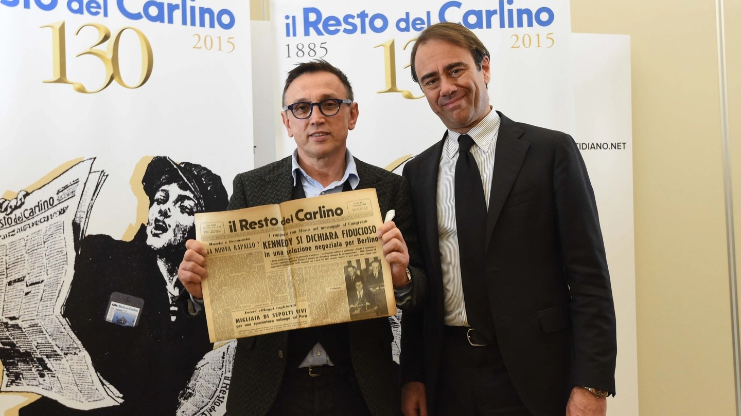 Bruno Barbieri riceve la copia del Carlino del suo giorno di nascita dal direttore Andrea Cangini