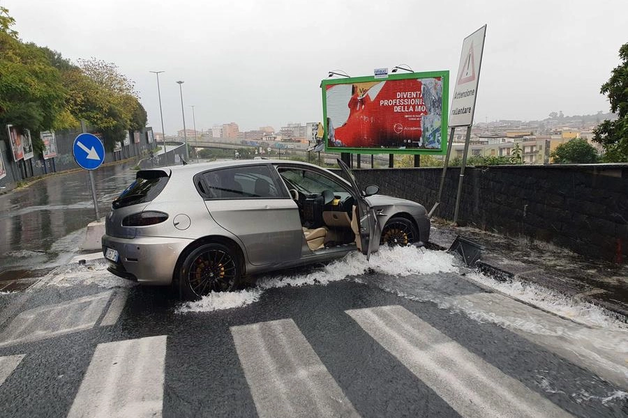 L'auto da cui è sceso l'uomo travolto dalla corrente a Gravina di Catania (Ansa)