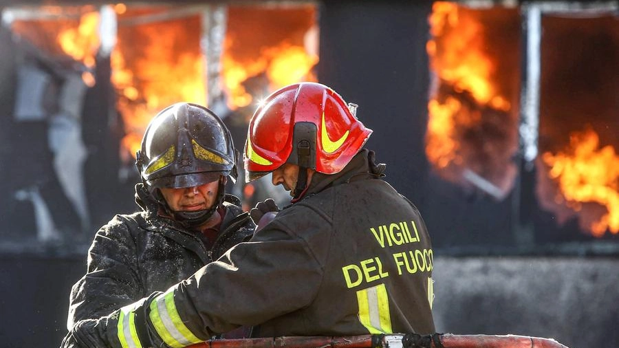Vigili del fuoco in azione (immagine di repertorio)