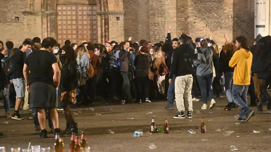 Assembramenti, notte 'calda' a Bologna: caos anche in piazza San Francesco (Foto Schicchi)