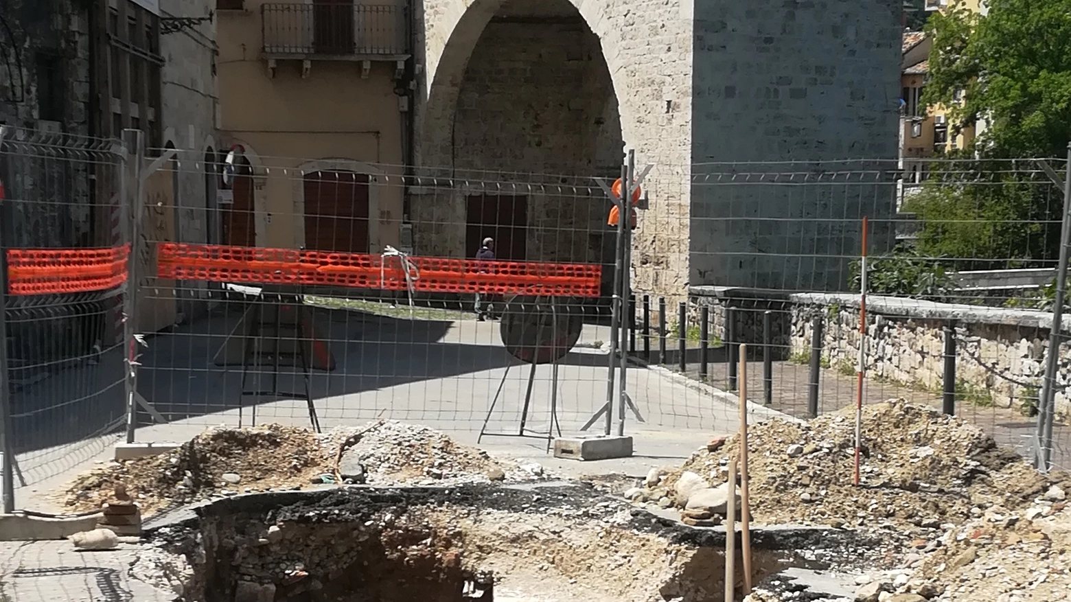 Lavori in corso in via Trebbiani, ritrovato muro di epoca tardo medievale
