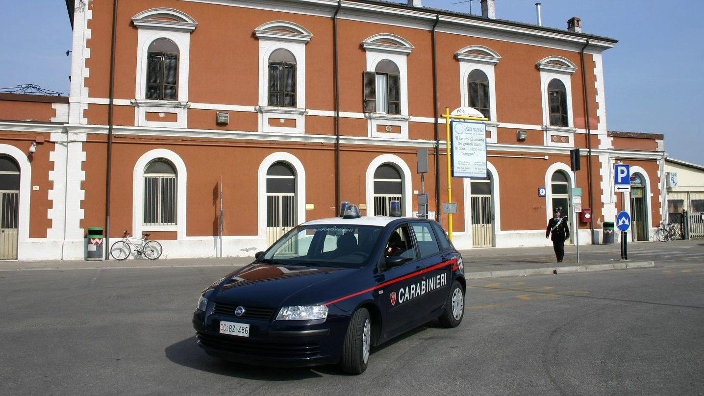 Carabinieri nel piazzale della stazione