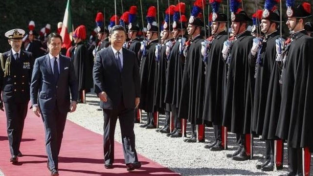 Il presidente cinese con il premier Giuseppe Conte (Ansa)