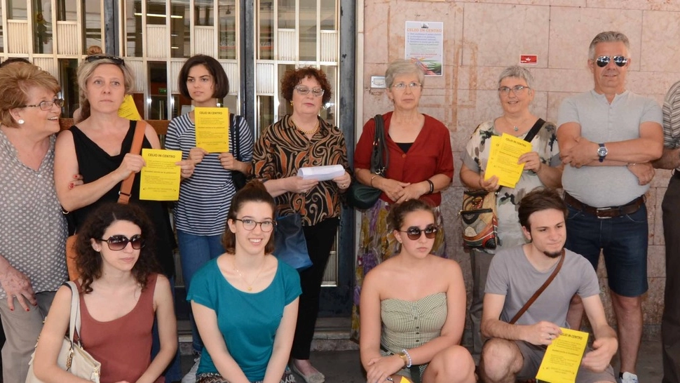 Genitori, studenti e insegnanti del comitato pro-Celio che ha raccolto oltre 2.000 firme contro lo spostamento della scuola