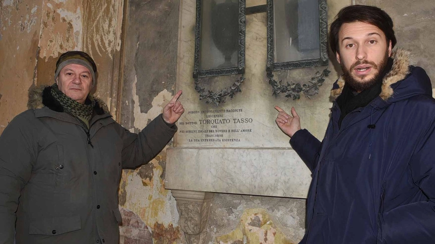 Da sinistra Alessandro Ferretti e Alessandro Balboni davanti alla tomba del Tasso sbagliato