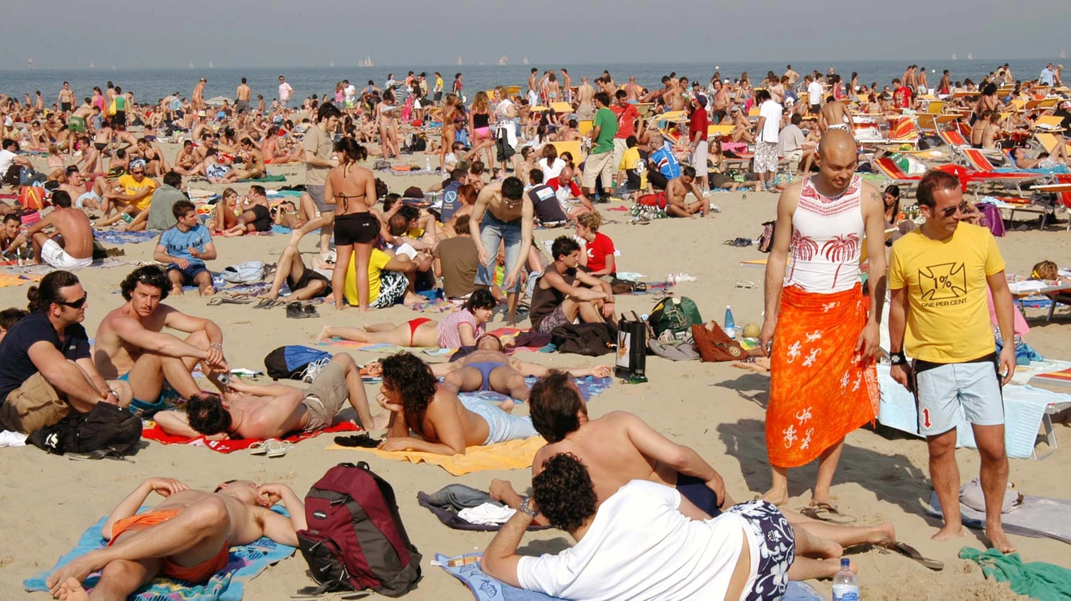 Spiaggia affollata a Marina di Ravenna (Foto Corelli)