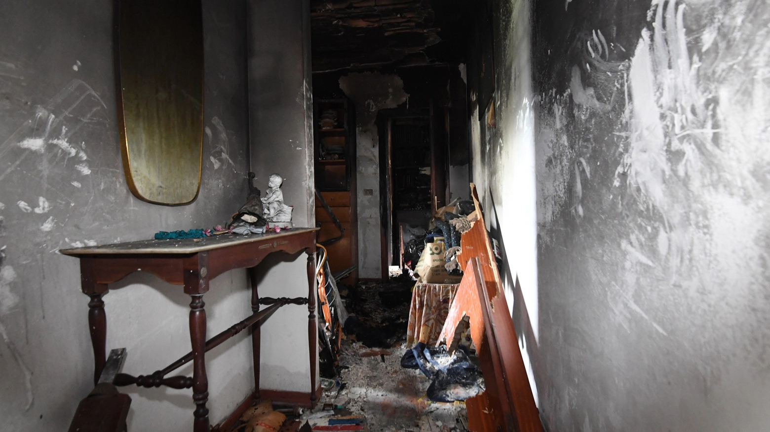 L'appartamento andato in fiamme in via Scipione dal ferro (Foto Schicchi)