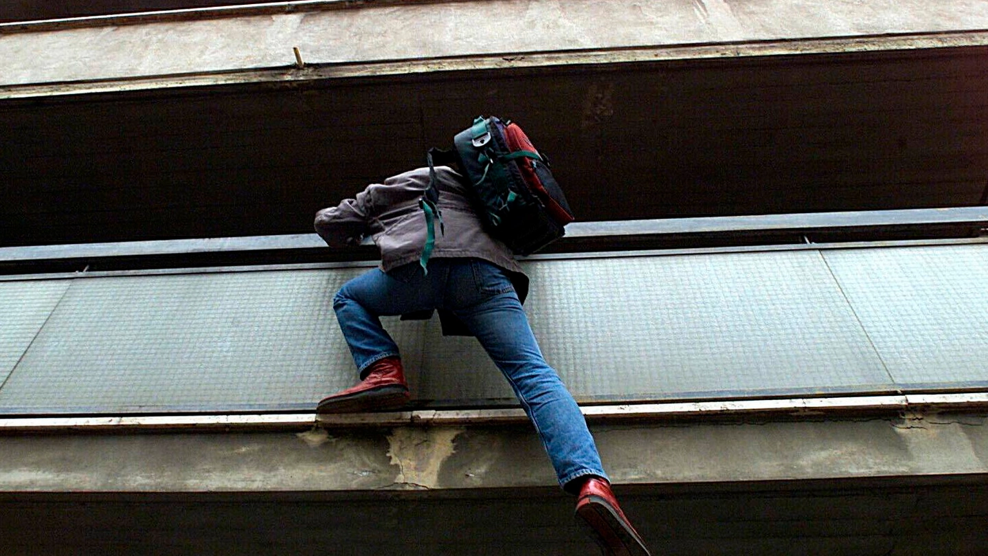 Un ladro acrobata scala un palazzo  (foto archivio)