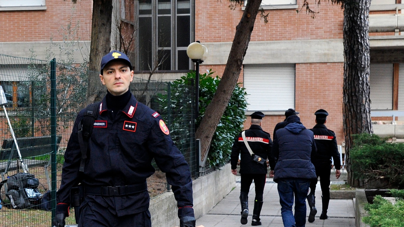 I carabinieri fuori dalla casa degli orrori durante le indagini per l’omicidio di Pamela