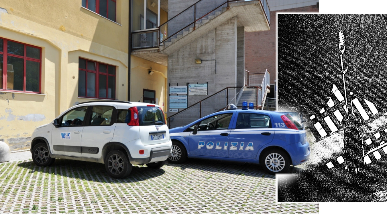 Urbino: il parcheggio dove sono state squarciate le gomme dei dipendenti Asur, un'auto della polizia