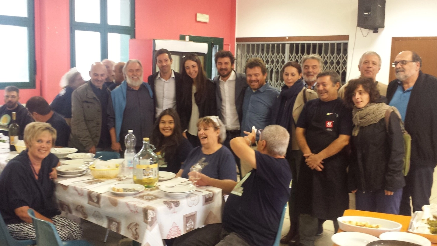 Roberto Morgantini con i volontari e Daniele Ara, presidente del quartiere Navile, in visita