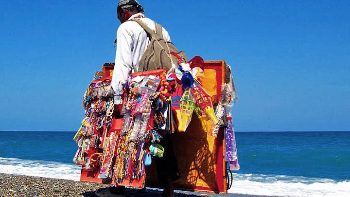 Un venditore ambulante in spiaggia