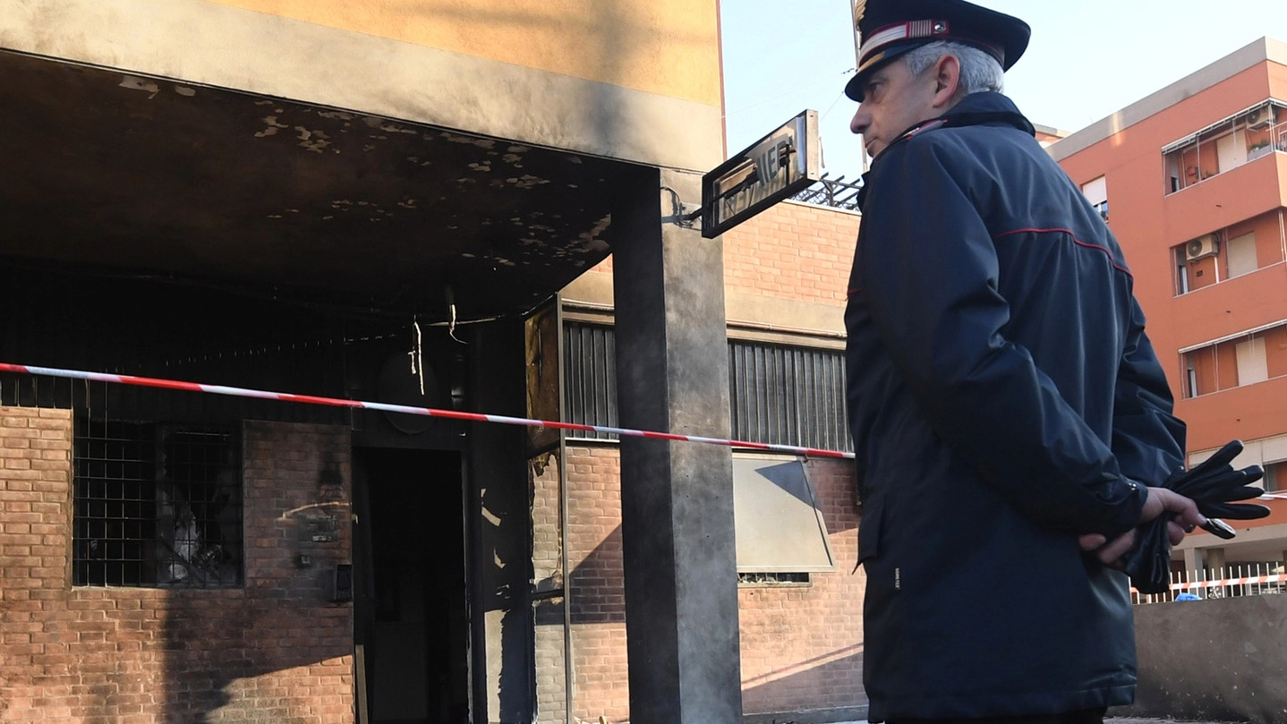 L’ingresso della caserma dei carabinieri di Corticella, danneggiato dall’attentato (Foto Schicchi)