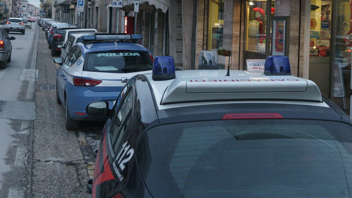 Polizia e Carabinieri sono intervenuti a Porto San Giorgio (foto Zeppilli)