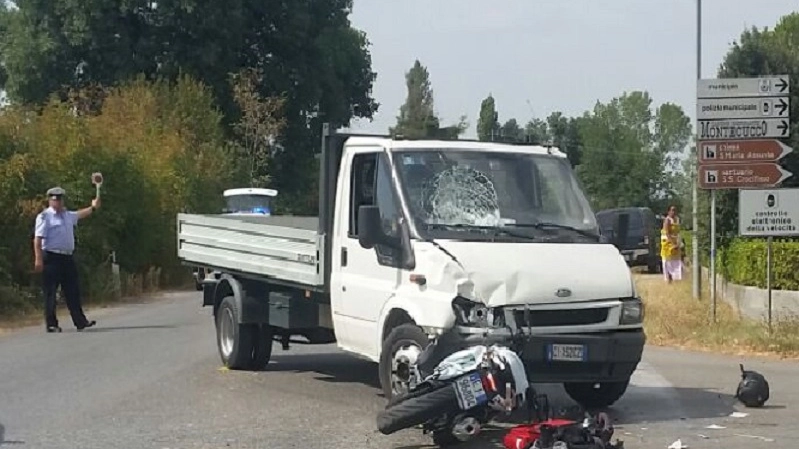Monte Porzio, incidente tra una moto e un autocarro: ferito il centauro