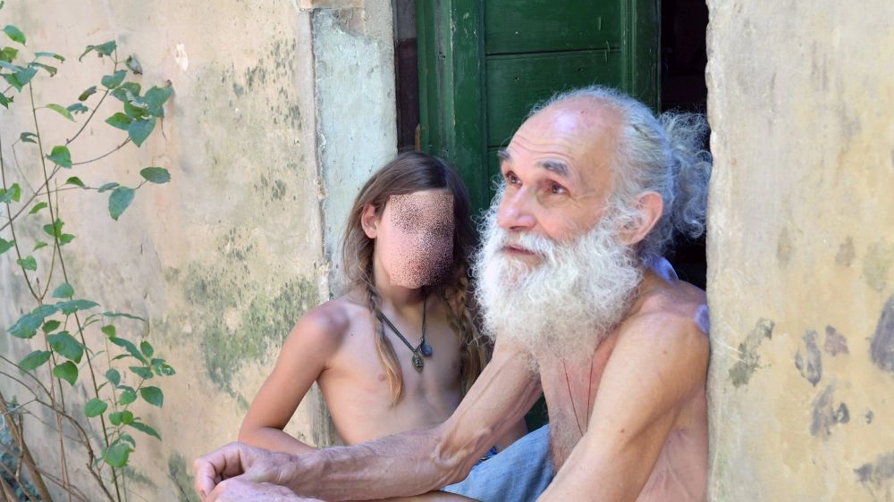 Fabrizio Cardinali, 61 anni, con il figlio Siddhartha, di 12 