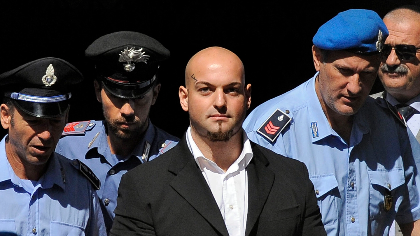 Luca Traini è stato condannato a 12 anni. Ferì 6 africani in un raid a Macerata, dichiarando di voler vendicare Pamela Mastropietro. Sopra l’immagine della ragazza e la madre Alessandra Verni