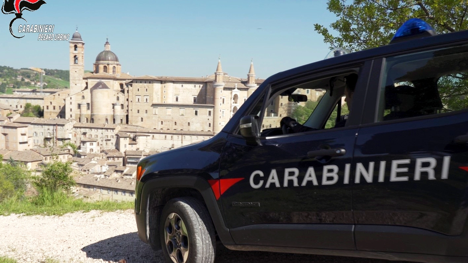 Una volante della Compagnia di Urbino dei carabinieri
