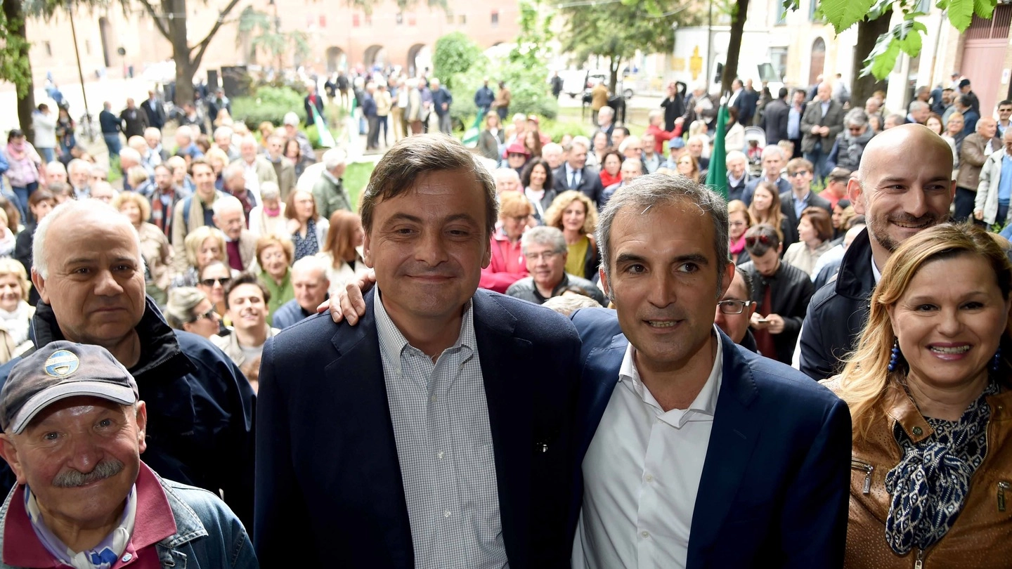 Aldo Modonesi (al centro) con Carlo Calenda sul palco di piazza della Repubblica