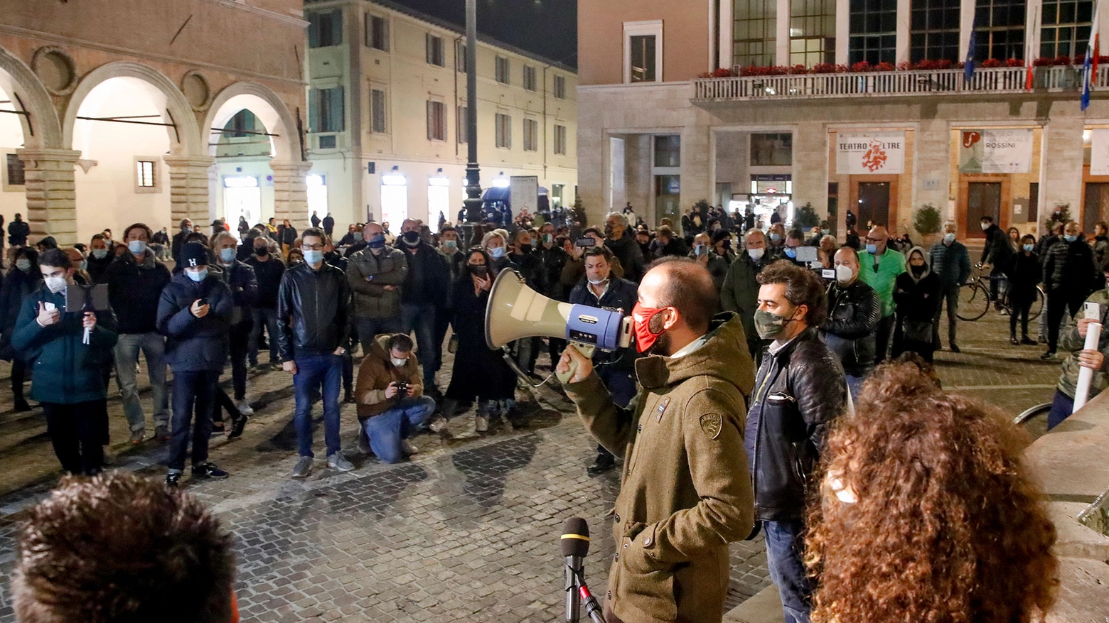 La protesta del 2 novembre a Pesaro, Umberto Carriera con l'altoparlante (Fotoprint)