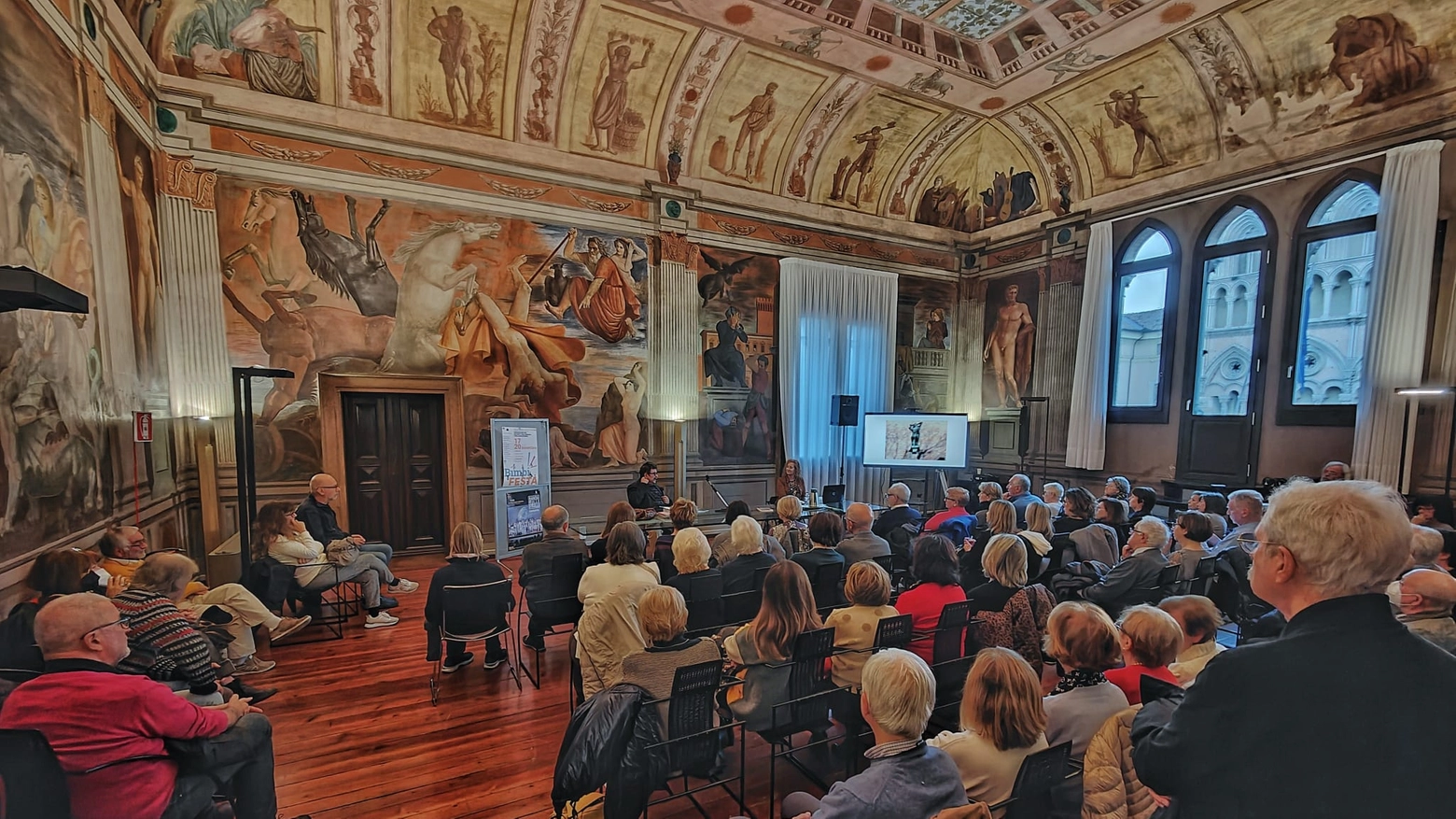 L’incontro di  "Crocevia sotto Fetonte: Artisti ferraresi in Polesine e viceversa" in un incontro in sala dell’Arengo di palazzo Municipale