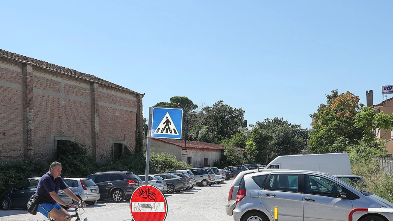 il cartello che annuncia la prossima chiusura dell'area privata adibita a parcheggio