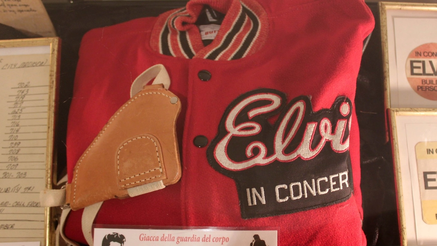 Alcuni dei cimeli esposti nella mostra ’Elvis Presley Museum’ a Senigallia