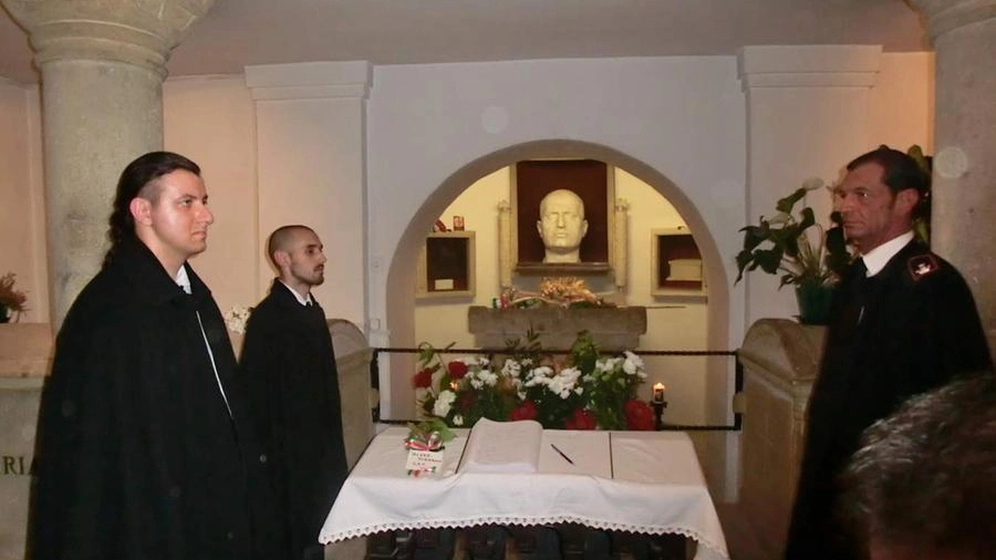 Alcune camicie nere dentro la cripta in cui è sepolto Benito Mussolini