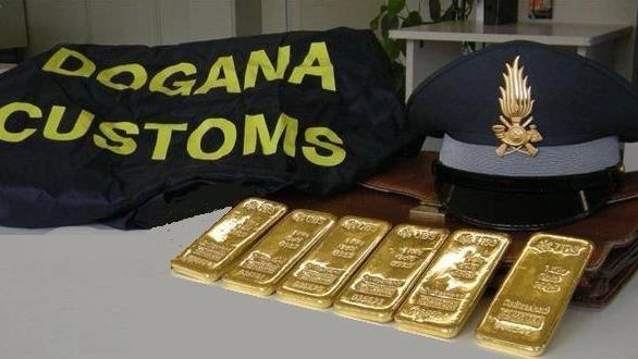 Alcuni dei lingotti d'oro recuperati in aeroporto