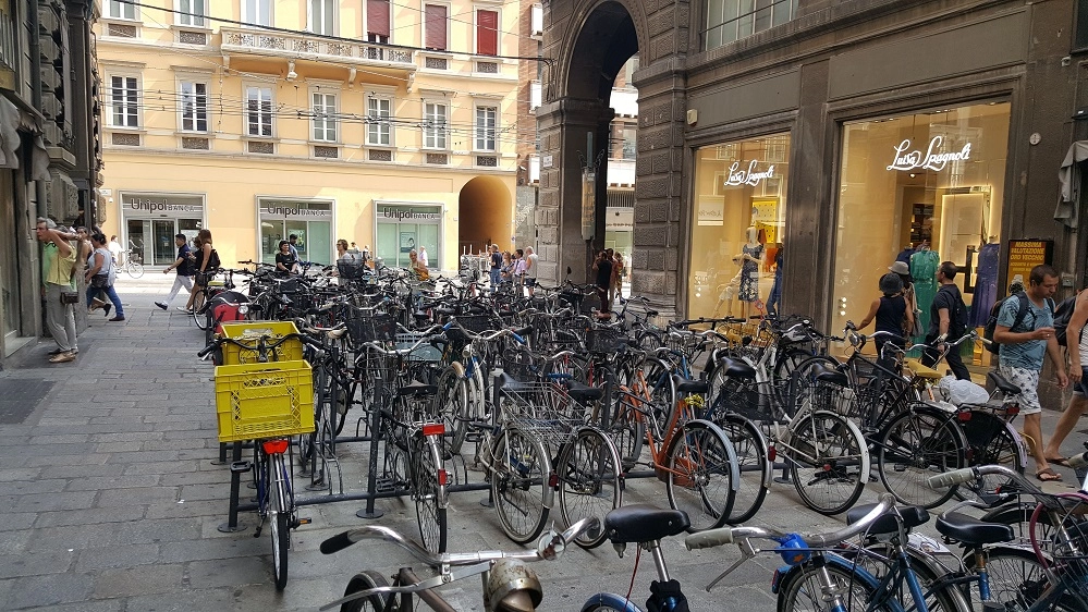 Biciclette parcheggiate in centro